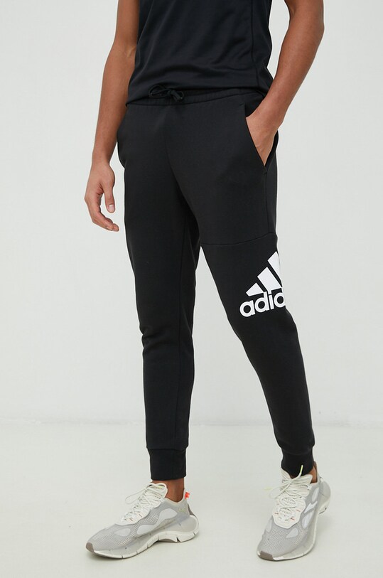 Βαμβακερό παντελόνι adidas στάμπα μαύρο HA4342