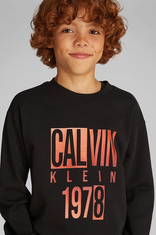 Παιδική βαμβακερή μπλούζα Calvin Klein Jeans χωρίς κουκούλα μαύρο IB0IB02463.PPYA