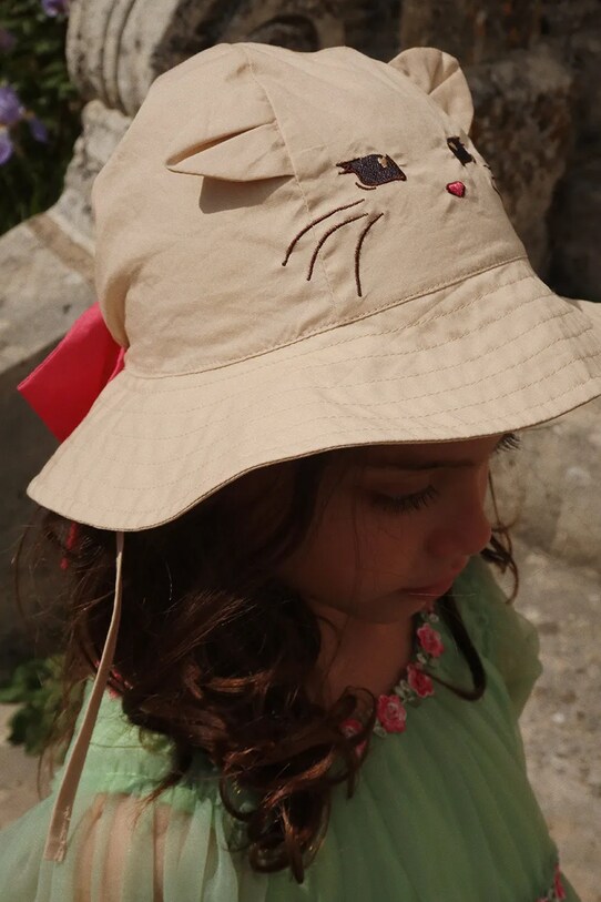 Παιδικό βαμβακερό καπέλο Konges Sløjd VERBENA BOW KITTY SUN HAT απλικέ μπεζ KS102821