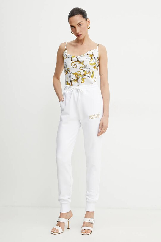 Βαμβακερό παντελόνι Versace Jeans Couture 78HAAT06.CF01T λευκό SS25