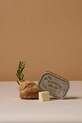 Κερί σόγιας Paddywax Baguette Printed Tin, Rosemary Thyme127 g πολύχρωμο BIS0402EU